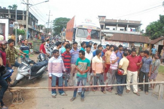 Petrol Crisis: Road blockade held at Kalyani